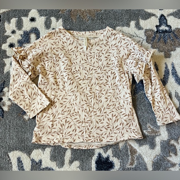Rylee + Cru Beige Leaf Pattern Ruffle Sleeve Blouse - Picture 1 of 1